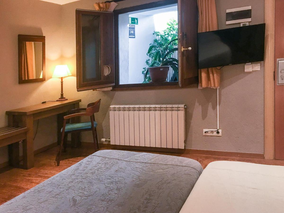 Hotel Fonda Merce Llívia Eksteriør billede