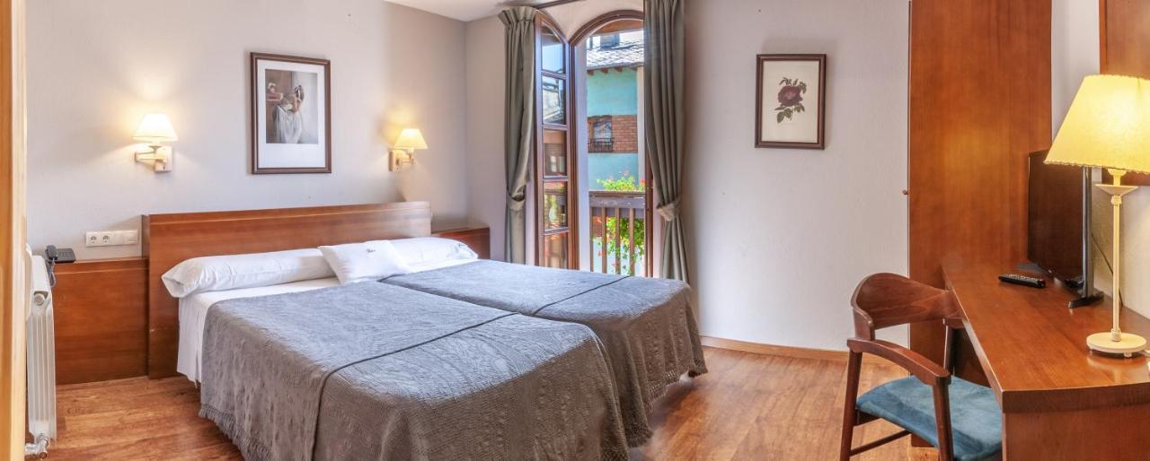 Hotel Fonda Merce Llívia Eksteriør billede